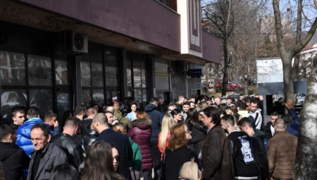 I STUDENTI SU ŽRTVE ALJBINA KURTIJA Čekaju u dugim redovima da dobiju svoj novac - nemaju za osnovno