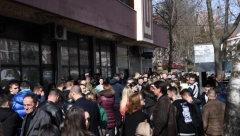 BANKARI U ODBRANI KURTIJEVE OTIMAČINE U Severnoj Mitrovici redovi pred bankom, u Briselu danas razgovori o zabrani dinara
