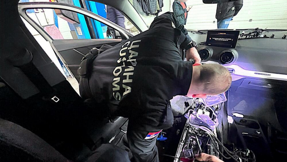 KAKO LI SU TOLIKO EVRA NAGURALI U "AUDIJA"?! Šok na prelazu Sremska Rača - carinici ostali ŠOKIRANI!