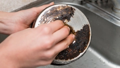 OČISTITE ZAGOREO TIGANJ BEZ RIBANJA Posle 5 minuta biće kao nov, niko neće verovati da ste tako lako skinuli mrlje!
