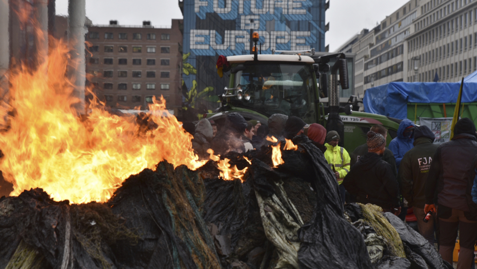 BELGIJA GORI Haos u Briselu, interventna policija je upotrebila vodene topove (FOTO/VIDEO)