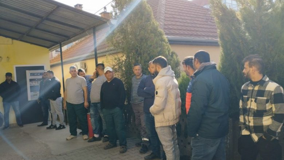 KORISNICI SOCIJALNE POMOĆI U GRAČANICI NI DANAS NISU ISPLAĆENI Čekaju ispred pošte, maksimalno otežani uslovi za život