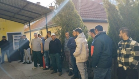 KORISNICI SOCIJALNE POMOĆI U GRAČANICI NI DANAS NISU ISPLAĆENI Čekaju ispred pošte, maksimalno otežani uslovi za život