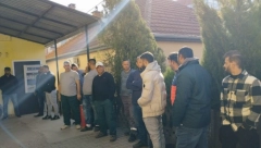 KORISNICI SOCIJALNE POMOĆI U GRAČANICI NI DANAS NISU ISPLAĆENI Čekaju ispred pošte, maksimalno otežani uslovi za život