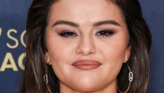 NAJLEPŠA NA KANSKOM FESTIVALU Selena Gomez očarala elegantnim belim kompletom, a tašnica je san svake žene