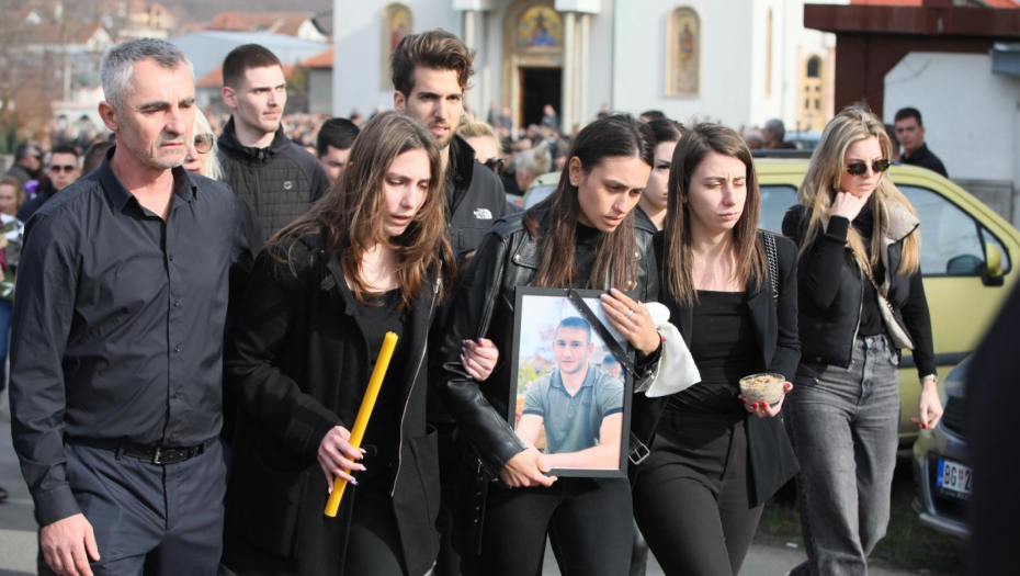 BELI BALONI ZA UBIJENOG STEFANA, NJEGOV TRENER PORED RAKE DRŽI ZASTAVU NJIHOVOG KLUBA Prijatelji ogrnuti zastavom Srbije