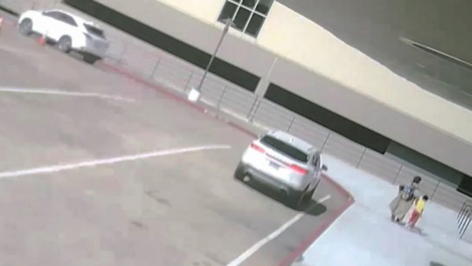 MAJKA KORISTILA SINA KAO ŽIVI ŠTIT DOK JE PUCALA NA POLICIJU Vriska i strah i crkvi (VIDEO)