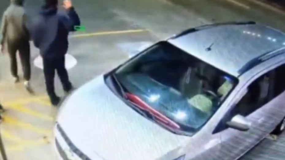 PLJAČKAŠI UBILI POLICAJCA I ĆERKU, PA POBEGLI AUTOMOBILOM Kamera zabeležila horor (VIDEO)