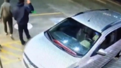 PLJAČKAŠI UBILI POLICAJCA I ĆERKU, PA POBEGLI AUTOMOBILOM Kamera zabeležila horor (VIDEO)