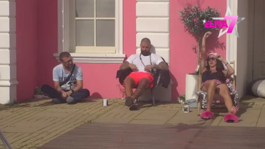 PRLJAVUŠA, SMRDI CELA! Iznete šokantne tvrdnje na račun učesnice Elite, cimeri je javno raskrinkali!