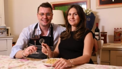 ITALIJAN ZAVOLEO SRPKINJU NA KRFU: Prve reči koje sam naučio su bile ćevapi i kajmak! (VIDEO)