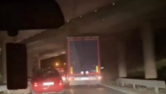 KAMION SE ZAGLAVIO ISPOD NADVOŽNJAKA Nesvakidašnja scena kod beogradskog aerodroma, stvaraju se gužve