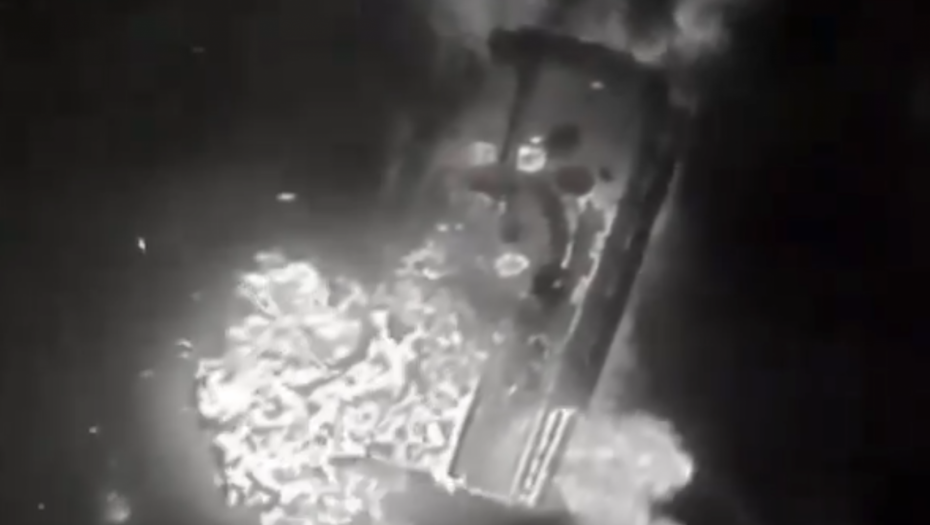 UKRAJINCI RAZBILI RUSE NA FRONTU Uništen ruski transporter BTR-82 (VIDEO)