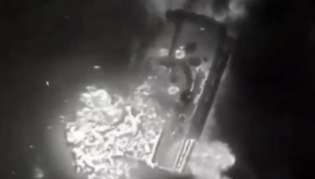 UKRAJINCI RAZBILI RUSE NA FRONTU Uništen ruski transporter BTR-82 (VIDEO)