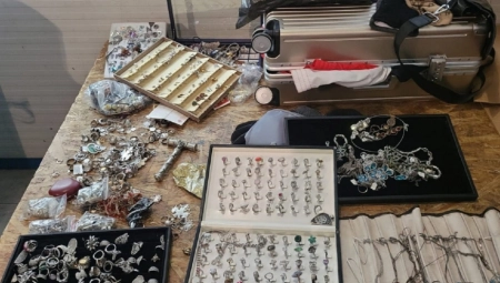 CARINICI ZAUSTAVILI MERCEDES Službenici ga pitali da li ima nešto da prijavi pa našli OVO (FOTO)