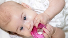 BEBU MUČE ZUBIĆI? Olakšajte joj bol prirodnim rešenjem koje zaista deluje - praktično i zdravo