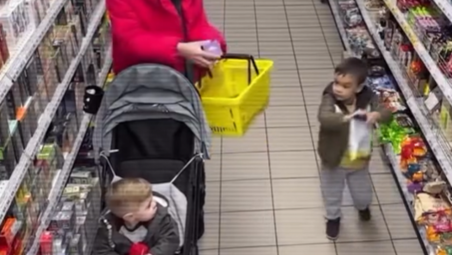 SIN HISTERISAO U RADNJI, A MAJKA LEGLA NA POD Nije htela da mu kupi slatkiš, pa je uradila OVO (VIDEO)