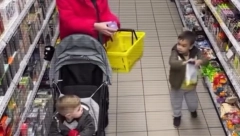 SIN HISTERISAO U RADNJI, A MAJKA LEGLA NA POD Nije htela da mu kupi slatkiš, pa je uradila OVO (VIDEO)