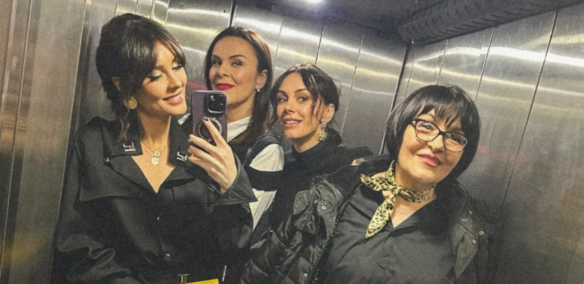 BLAGO NJOJ KOJA VAS JE RODILA! Sestre Mićalović sa majkom, mreže se usijale od komentara, a tek kad vidite kako izgledaju!