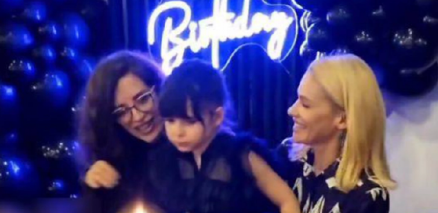 SLAVLJE U DOMU NATAŠE BEKVALAC Pevačica ćerki proslavila rođendan, raskošna dekoracija i suvi luksuz