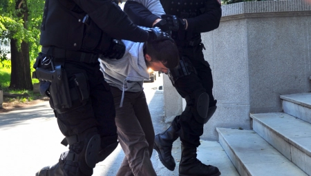 DELIKVENTI NAPADALI KOGA STIGNU Švajcarska policija pohapsila maloletničku bandu među njima i tinejdžeri iz Srbije i BIH