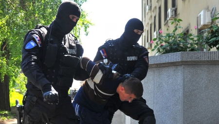 HTEO DA SE ZAKOLJE NOŽEM NASRED SUDNICE Stravičan incident u Kuršumliji, čovek uneo oružje u sud