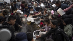 HAMAS PRETI PREKIDOM PREGOVORA Očajni se okupili oko kamiona s hranom, stradalo najmanje 104 ljudi (VIDEO)