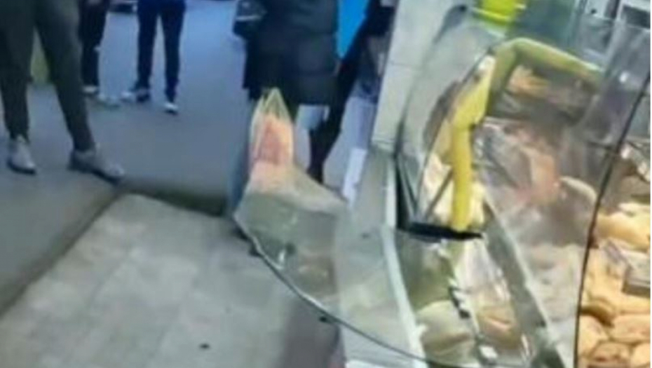 EPILOG HAOSA NA VOŽDOVCU Dve radnice povređene kada je "smart" uleteo u pekaru! Mušterija jedva izbegla udarac! (FOTO)