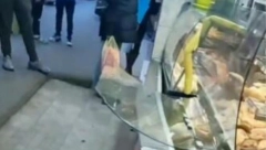 EPILOG HAOSA NA VOŽDOVCU Dve radnice povređene kada je "smart" uleteo u pekaru! Mušterija jedva izbegla udarac! (FOTO)