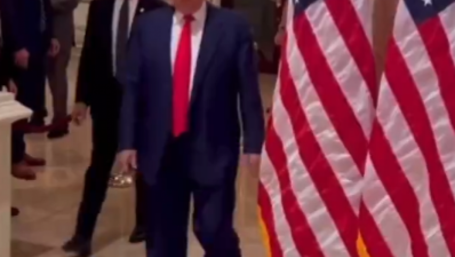 AMERIKANCI ZABRINUTI Šta se Trampu dešava sa nogom? (VIDEO)