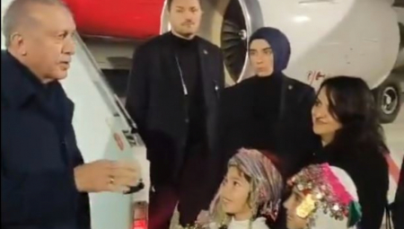 "OTKUD TI!?" Hit reakcija Erdogana na aerodromu, izašao iz aviona i naleteo na Srbina, ostao je bez teksta (VIDEO)