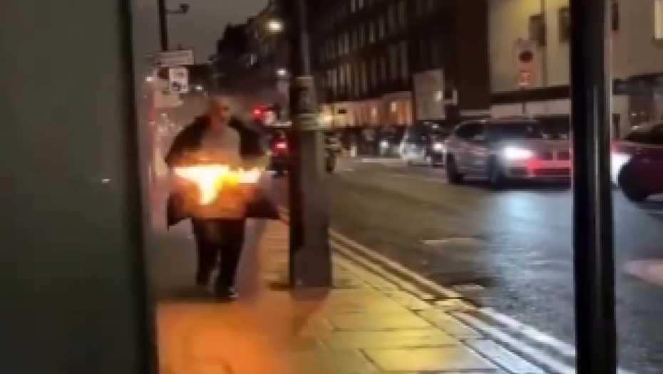 ČOVEK U PLAMENU TRČI ULICOM Jeziv snimak iz Londona, ljudi pokušavaju da mu pomognu (VIDEO)