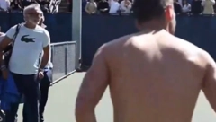 ĐOKOVIĆ NAPRAVIO LUDNICU Nole majicu bacio u publiku, kada se uhvatio za donji deo, nastao je delirijum (VIDEO)