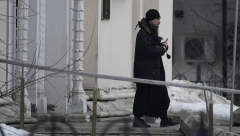 KOVČEG NAVALJNOG SPUŠTEN U GROB Ispraćen na večni počinak uz slavnu pesmu (FOTO)