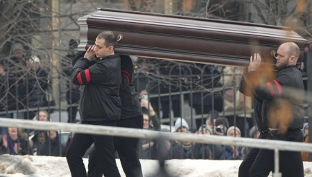 KOVČEG SA TELOM NAVALJNOG IZNET IZ CRKVE Masa uzvikivala:"Ubice! Nećemo vam ovo zaboraviti" (FOTO/VIDEO)