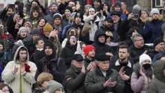 POTRESNE SCENE NA SAHRANI NAVALJNOG Ljudi bacaju cveće na kovčeg, a evo gde je za to vreme njegova udovica (FOTO/VIDEO)