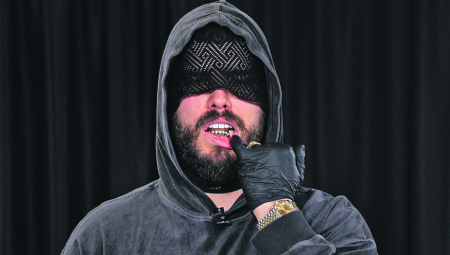 ŠOK! ADAM ADAKTAR NOSI KLOMPE KOJE KOŠTAJU KAO NEČIJI AUTO! Šokiraćete se kad vidite kolika im je cena, nema ih više u prodaji