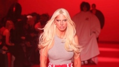 KARLEUŠA SE SKINULA! Tračicama prekrila grudi, kaiševi joj se usekli u ogromne atribute, komentari se samo nižu