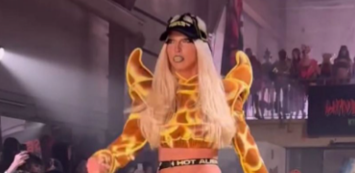 KARLEUŠA IZDOMINIRALA NA NEDELJI MODE U PARIZU Prošetala pistom u smeloj kombinaciji, svi pogledi bili uprti u pevačicu!