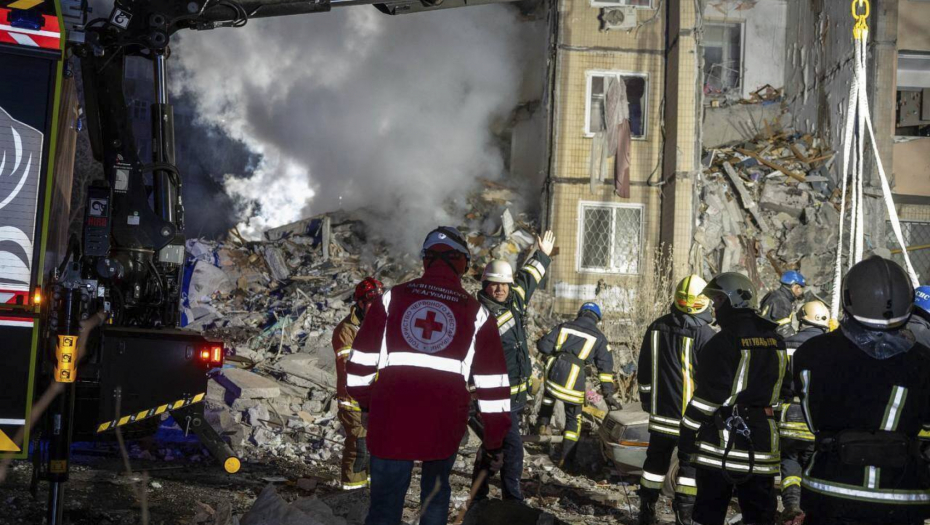 CRNO NEBO NAD ODESOM Dve osobe ubijene u napadu dronom na stambeni blok, oglasio se Zelenski (FOTO)