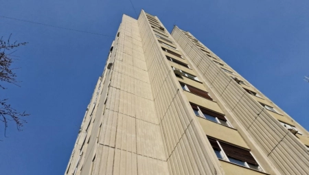 JEZIVO! POSLE SAMOUBISTVA BRAČNOG PARA NEPOZNATA OSOBA UZNEMIRAVA STANARE ZGRADE U NOVOM SADU Policija na licu mesta, uplašeni ljudi daju izjave