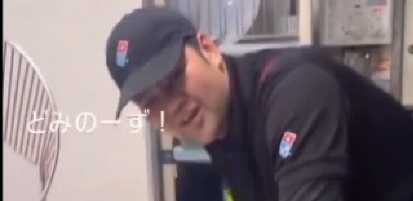 JEZIV SKANDAL U PICERIJI Radnik mesio testo, pogledao u kameru, pa uradio nešto odvratno! (VIDEO)
