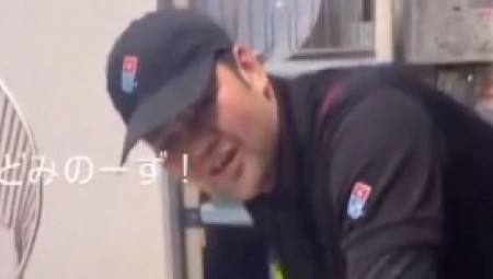 JEZIV SKANDAL U PICERIJI Radnik mesio testo, pogledao u kameru, pa uradio nešto odvratno! (VIDEO)