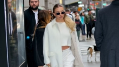 NAJLEPŠA PLAVUŠA NA SVETU ODRŽALA MODNI ČAS Sidni Svini u belom od glave do pete bacila Njujork pod noge