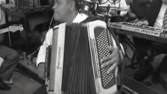 ŽIVIM BEDNO, ĐAVOLU VRAĆAM DUG... Ovo je autobiografska pesma pokojnog Piloša, brata Zlate Petrović