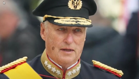 KRALJU PALI OTKUCAJI SRCA, ODMAH GA ODVEZLI NA OPERACIJU Iznenada se razboleo na odmoru