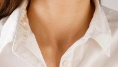 KAKO SKINUTI ŠMINKU SA ODEĆE? Nijedna fleka nije previše uporna, odstranite ih brzo i lako