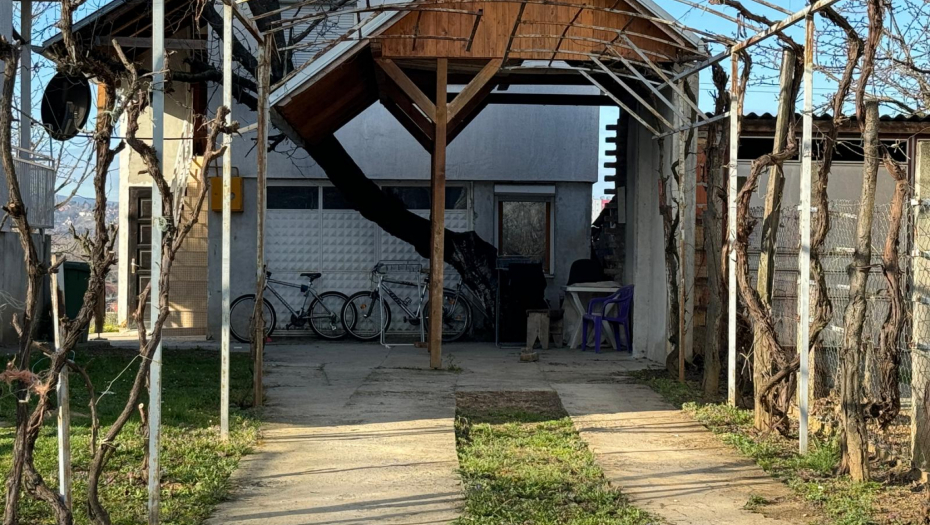 "TEŠKO NAM JE ŠTO DEČICI NISMO USPELI DA POMOGNEMO, A DA JE UJAK OVO DOŽIVEO PONOVO BI UMRO" Sestričina vlasnika kuće u kojoj su živeli supružnici iz Novog Sada  u šoku