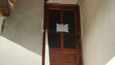 VRATA ZAPEČAĆENA, BRAVA OBIJENA, A KOMŠIJE PRESTRAVLJENE Ovo su novinarske ekipe zatekle na mestu stravičnog zločina u Novom Sadu (FOTO)