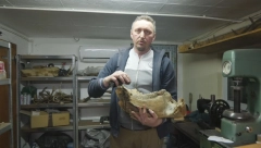 NJEGOVI UNIKATNI PREDMETI OBILAZE CEO SVET Umetnik koji od zuba mamuta kuje hladno oružje (FOTO)